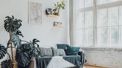 Moderne cinewall in een stijlvolle woonkamer met televisie en decoratie.