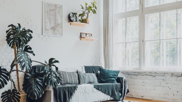 Moderne cinewall in een stijlvolle woonkamer met televisie en decoratie.