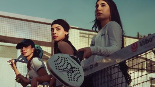 Een selectie van innovatieve padelrackets en accessoires van topmerken, inclusief kleding en tassen voor elke speler.
